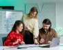 Poznaj nas | Uniwersytet WSB Merito Opole: Główna grafika: Opole - studia podyplomowe -Sztuczna inteligencja (AI) z elementami cyberpsychologii - uczestnicy studiów podyplomowych analizują wspólnie notatki 