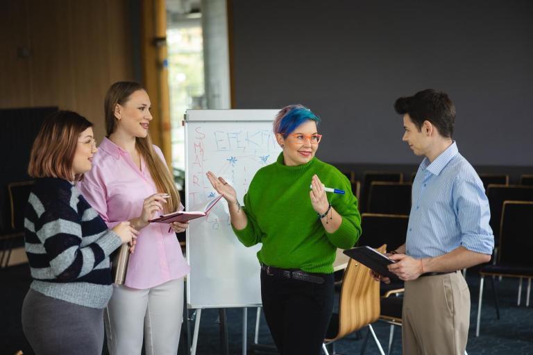 Poznaj nas | Uniwersytet WSB Merito Opole: Wykładowca Uniwersytetu WSB Merito Opole tłumaczący studentom zagadnienia