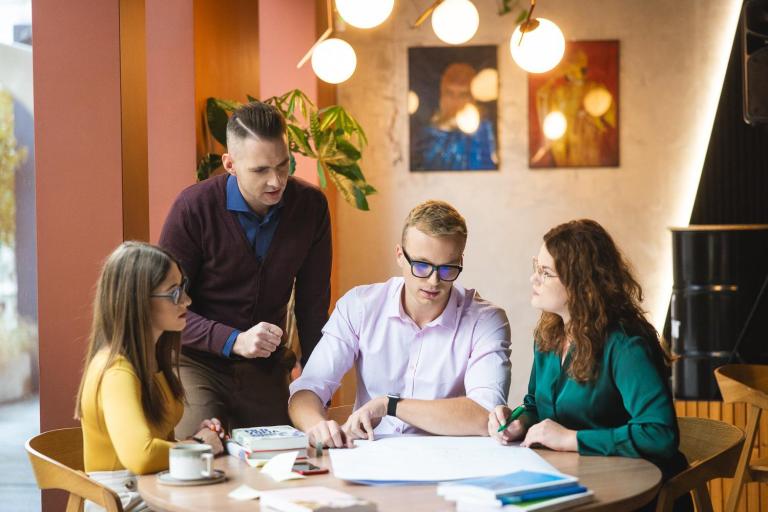 Współpraca z biznesem | Uniwersytet WSB Merito Opole: Studenci Uniwersytetu WSB Merito pracujący nad projektem pod okiem wykładowcy