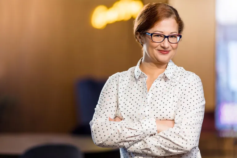 Oferty pracy | Uniwersytet WSB Merito Opole: Główna grafika: Opole - praca- kobieta stojąca z założonymi rękoma