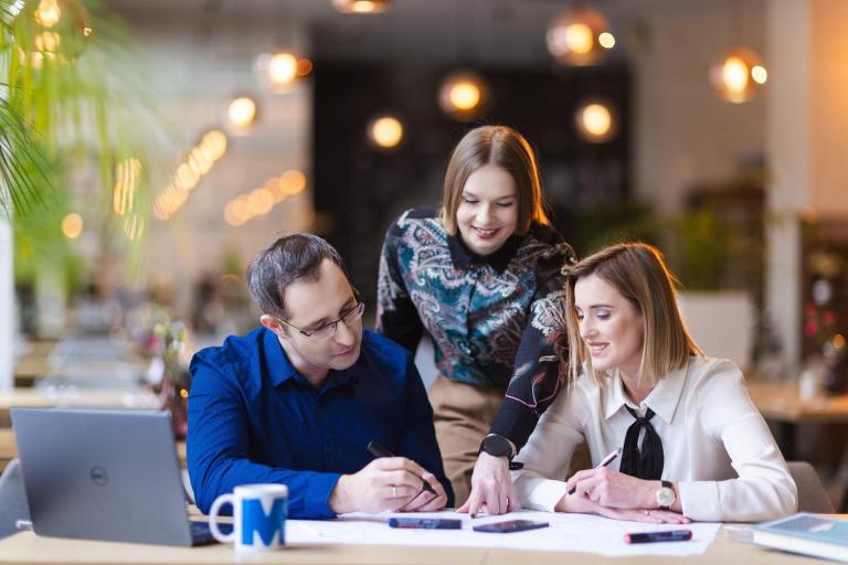 Zniżki i dofinansowania | Uniwersytet WSB Merito Opole: Uczestnicy studiów podyplomowych Uniwersytetu WSB Merito Opole, pracują nad grupowym projektem.