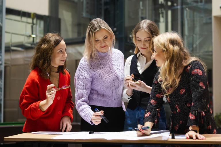 Zniżki i dofinansowania | Uniwersytet WSB Merito Opole: Uczestniczki studiów podyplomowych Uniwersytetu WSB Merito, pracują nad grupowym projektem.