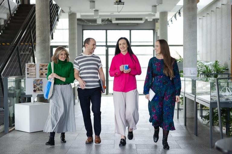 Zniżki i dofinansowania | Uniwersytet WSB Merito Opole: Grafika główna: Opole_dział studiów podyplomowych_grupa czoro ludzi idzie w stronę obiektywu i rozmawiają