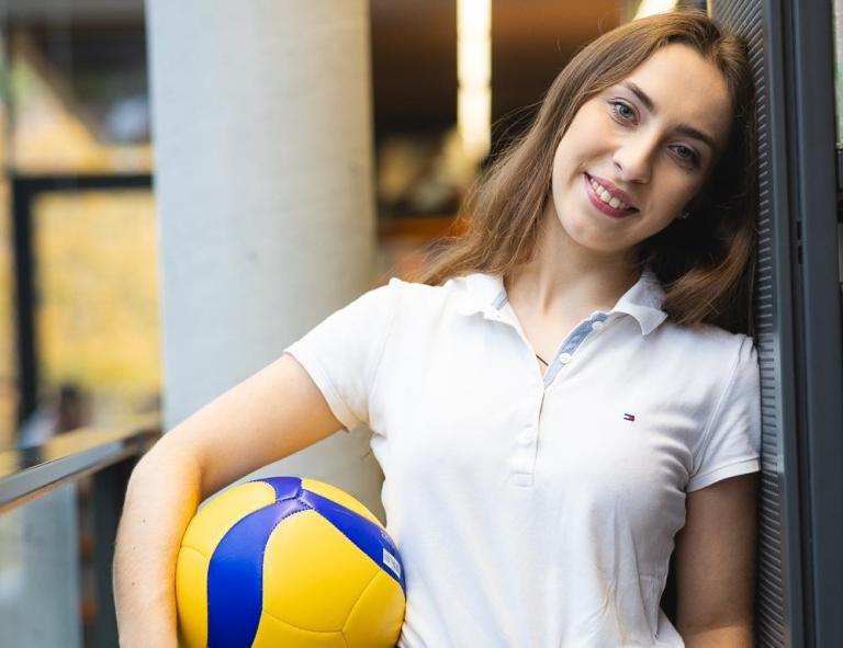 Dietetyka w sporcie | Studia I stopnia w Opolu | Uniwersytet WSB Merito Opole: Studentka trzymająca piłkę do siatkówki