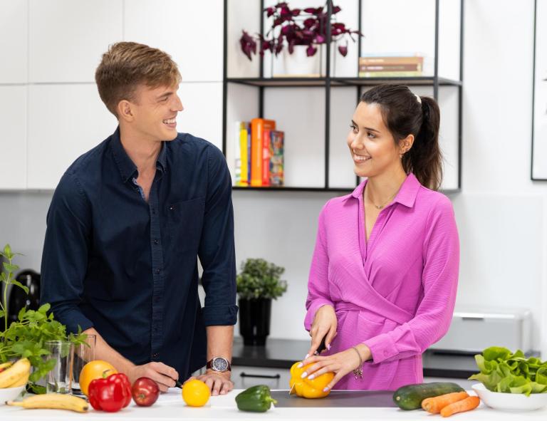 Dietetyka kliniczna | Studia I stopnia w Opolu | Uniwersytet WSB Merito Opole: Studenci w kuchni, kroją warzywa.