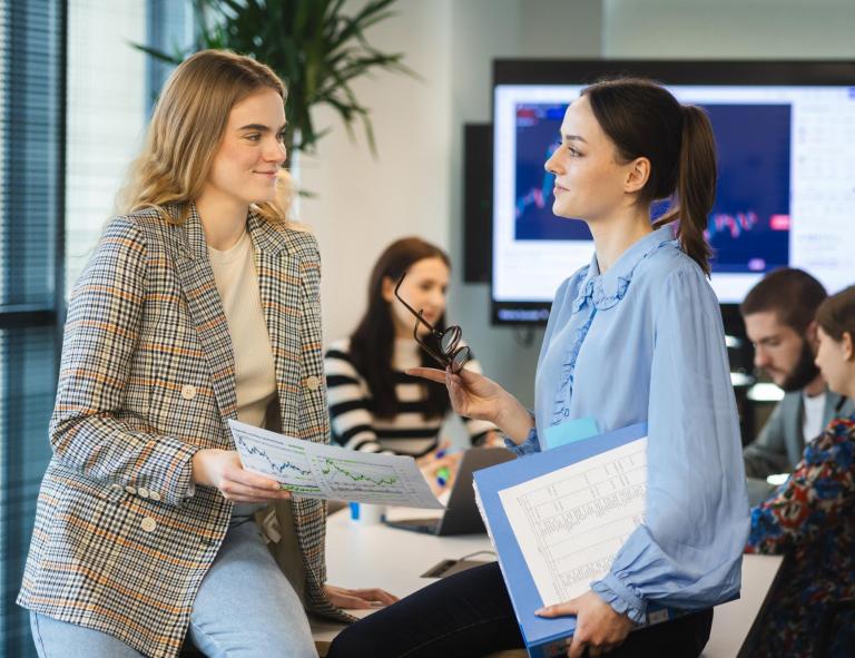 Finanse i rachunkowość | Studia I stopnia w Opolu | Uniwersytet WSB Merito Opole: Studentki wymieniające się notatkami