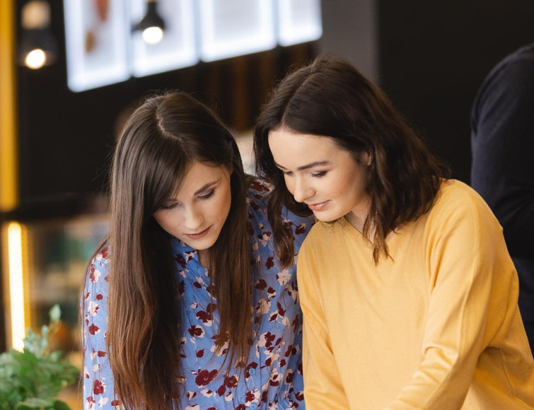 Doradztwo podatkowe | Studia I stopnia w Opolu | Uniwersytet WSB Merito Opole: Dwie dziewczyny pracują nad wspólnym projektem