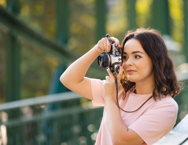 Komunikacja wizerunkowa | Studia I stopnia w Opolu | Uniwersytet WSB Merito Opole: Studentka z aparatem - robi zdjęcia