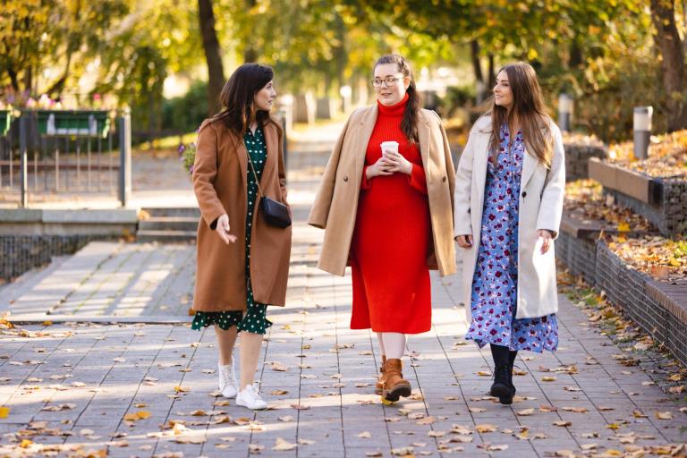 Social media i technologie cyfrowe | Studia I stopnia w Opolu | Uniwersytet WSB Merito Opole: Grupa studentek spaceruje i rozmawia