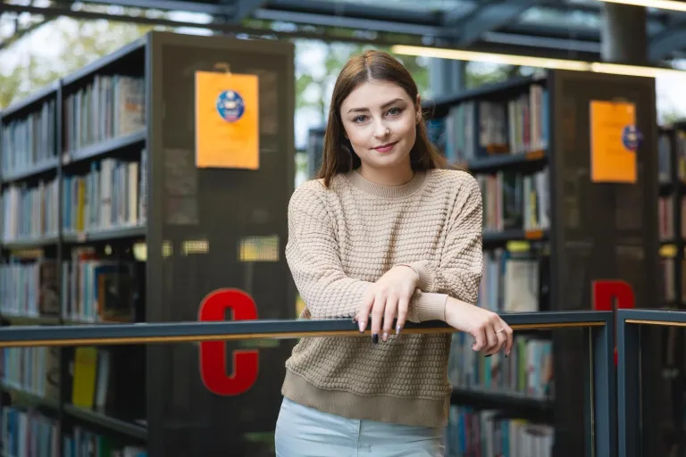 Zarządzanie | Studia II stopnia w Opolu | Uniwersytet WSB Merito Opole: Dziewczyna w bibliotece