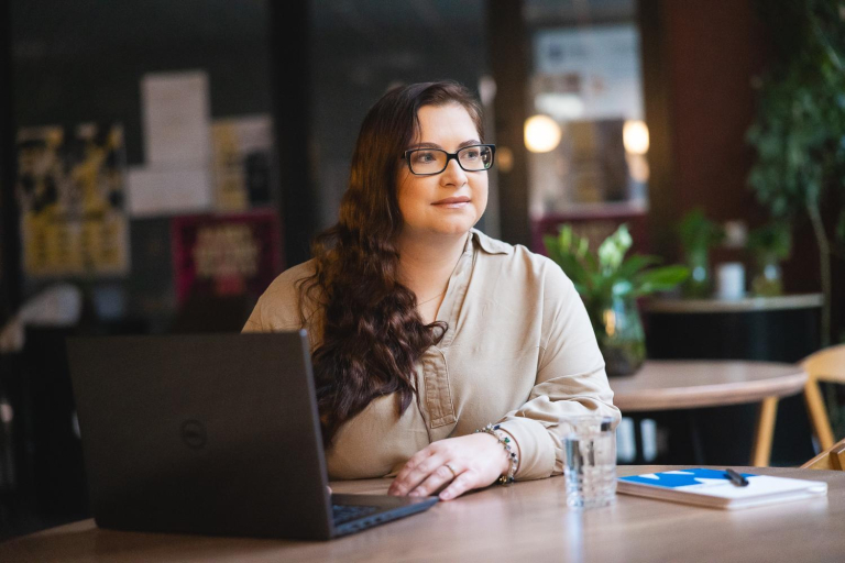 Psychologia i zarządzanie kapitałem ludzkim | Studia I stopnia w Opolu | Uniwersytet WSB Merito Opole: Dziewczyna korzystająca z laptopa