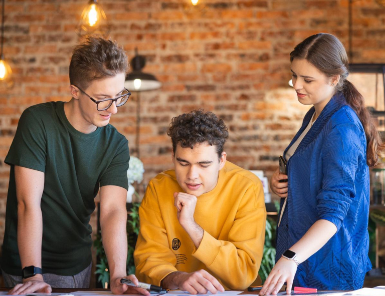 Inżynieria zarządzania procesami produkcyjnymi | Studia I stopnia w Opolu | Uniwersytet WSB Merito Opole: Grupa studentów przeglądająca notatki