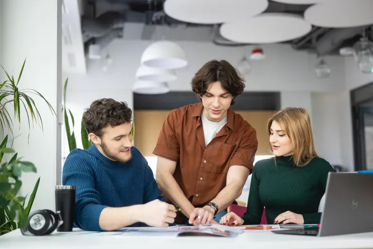 Bezpieczeństwo i higiena pracy | Studia I stopnia w Opolu | Uniwersytet WSB Merito Opole: Grupa studentów przeglądająca notatki