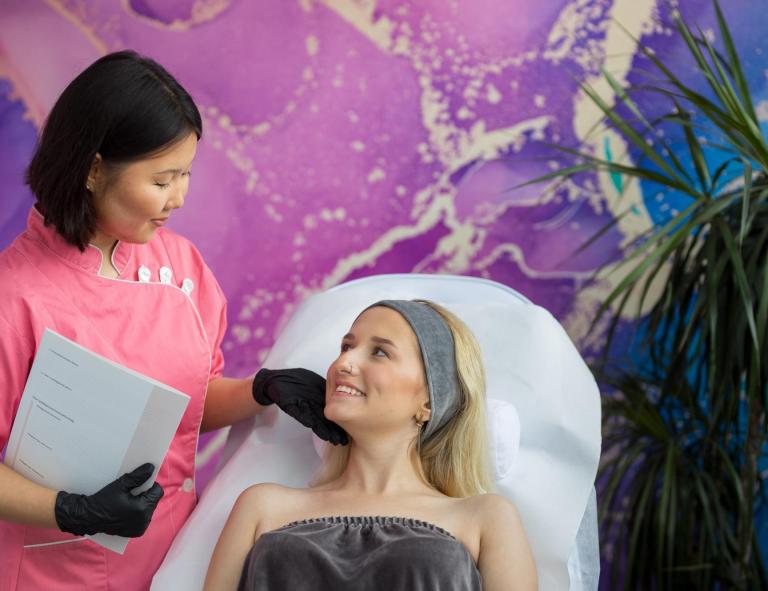 Kosmetologia anti-aging | Studia I stopnia w Opolu | Uniwersytet WSB Merito Opole: Studentki w gabinecie kosmetologicznym