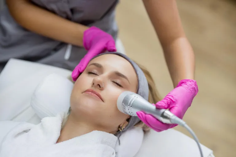 Kosmetologia anti-aging | Studia I stopnia w Opolu | Uniwersytet WSB Merito Opole: Studentka podczas zabiegu kosmetologicznego.