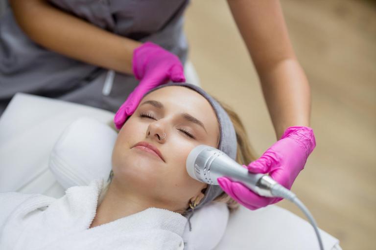 Kosmetologia anti-aging | Studia I stopnia w Opolu | Uniwersytet WSB Merito Opole: Studentka podczas zabiegu kosmetologicznego.