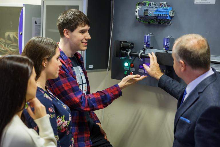 Przywództwo w logistyce | Studia I stopnia w Opolu | Uniwersytet WSB Merito Opole: grupa studentów pracuje z profesorem