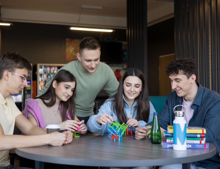 Pedagogika | Studia I stopnia w Opolu | Uniwersytet WSB Merito Opole: Grupa młodych ludzi buduje klocki w ramach projektu