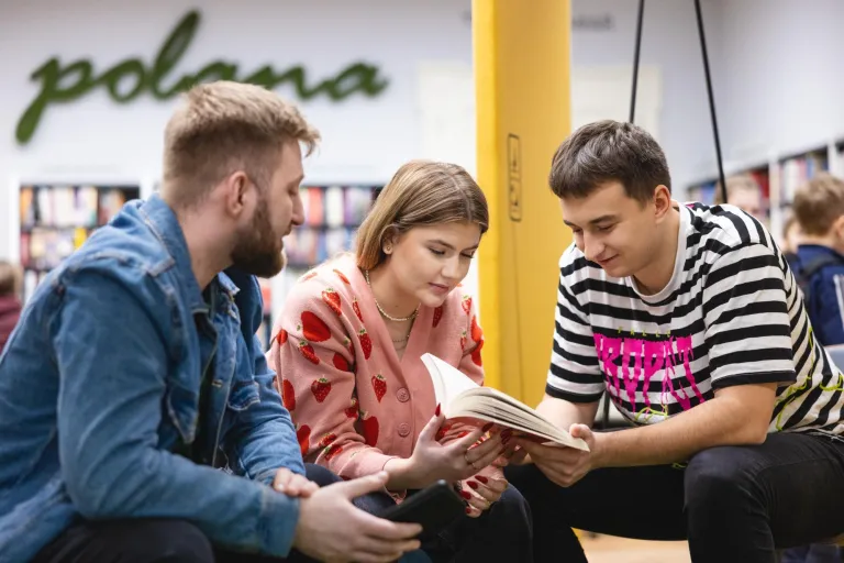 Pedagogika opiekuńczo-wychowawcza z neuropedagogiką | Studia I stopnia w Opolu | Uniwersytet WSB Merito Opole: grupa młodych ludzi rozmawia w bibliotece