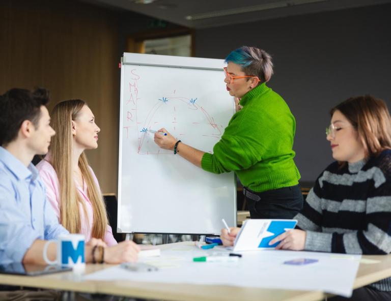 Prawo e-biznesu i sztucznej inteligencji | Studia I stopnia w Opolu | Uniwersytet WSB Merito Opole: Główna grafika: Opole - prawo w biznesie - studenci podczas zajęć 