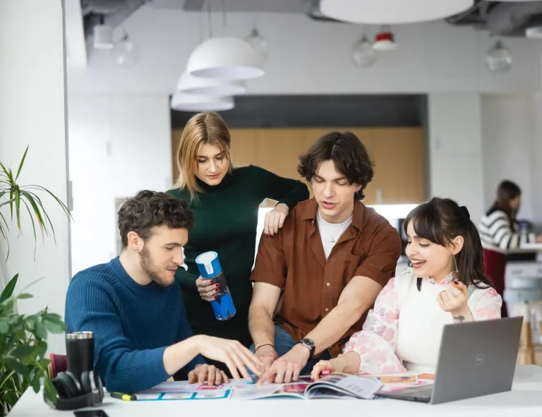 Zarządzanie | Studia I stopnia w Opolu | Uniwersytet WSB Merito Opole: Na zdjęciu grupa studentów pracująca wspólnie przy stole