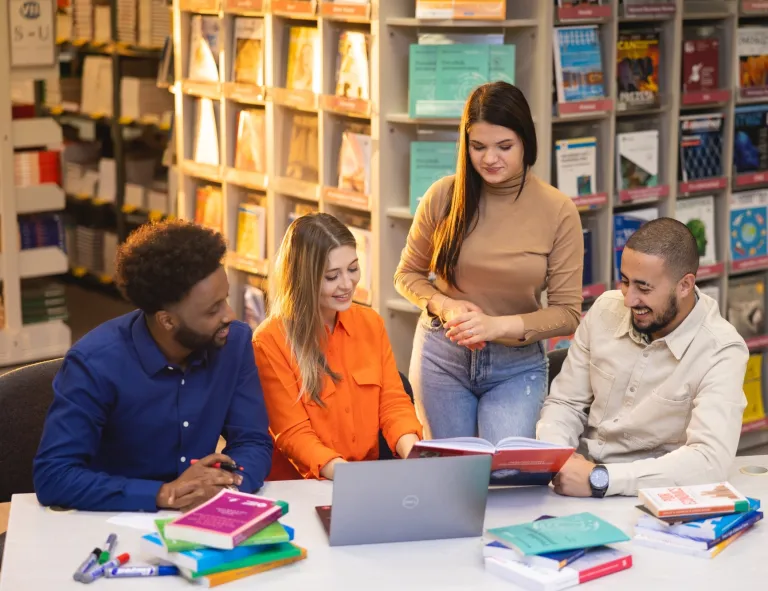 Marketing cyfrowy i grafika reklamowa | Studia I stopnia w Opolu | Uniwersytet WSB Merito Opole: Grupa studentów w bibliotece