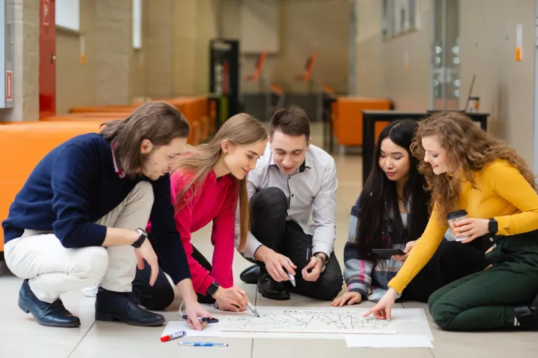 Administracja i bezpieczeństwo wewnętrzne | Studia II stopnia w Opolu | Uniwersytet WSB Merito Opole: Grupa studentów pracująca nad projektem
