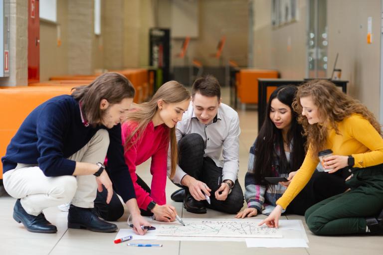 Administracja i bezpieczeństwo wewnętrzne | Studia II stopnia w Opolu | Uniwersytet WSB Merito Opole: Grupa studentów pracująca nad projektem