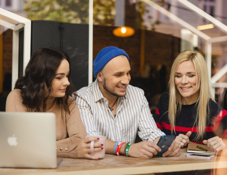 Administracja i bezpieczeństwo wewnętrzne | Studia II stopnia ze studiami podyplomowymi w Opolu | Uniwersytet WSB Merito Opole: Studenci w kawiarni