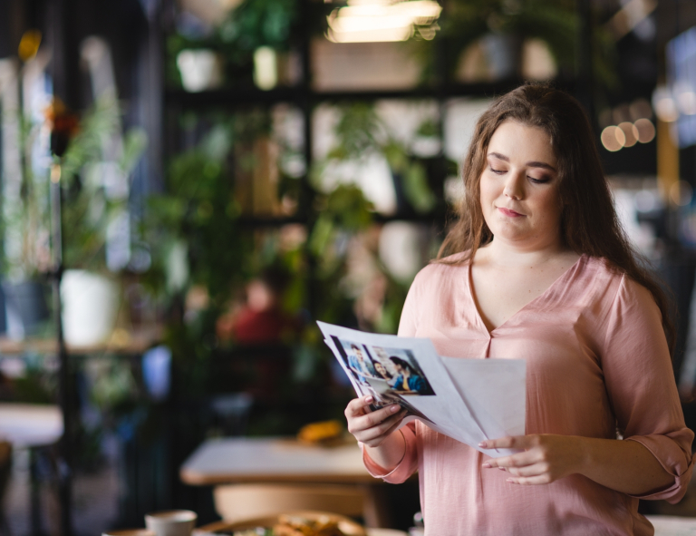 Stypendia i zniżki | Uniwersytet WSB Merito Opole: Studentka przeglądająca broszury