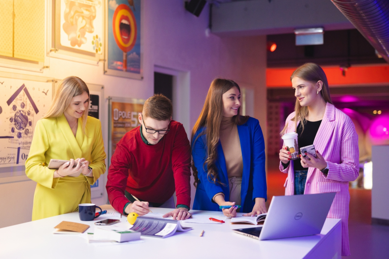 Zarządzanie | Studia II stopnia ze studiami podyplomowymi w Opolu | Uniwersytet WSB Merito Opole: Grupa studentów pracująca nad projektem