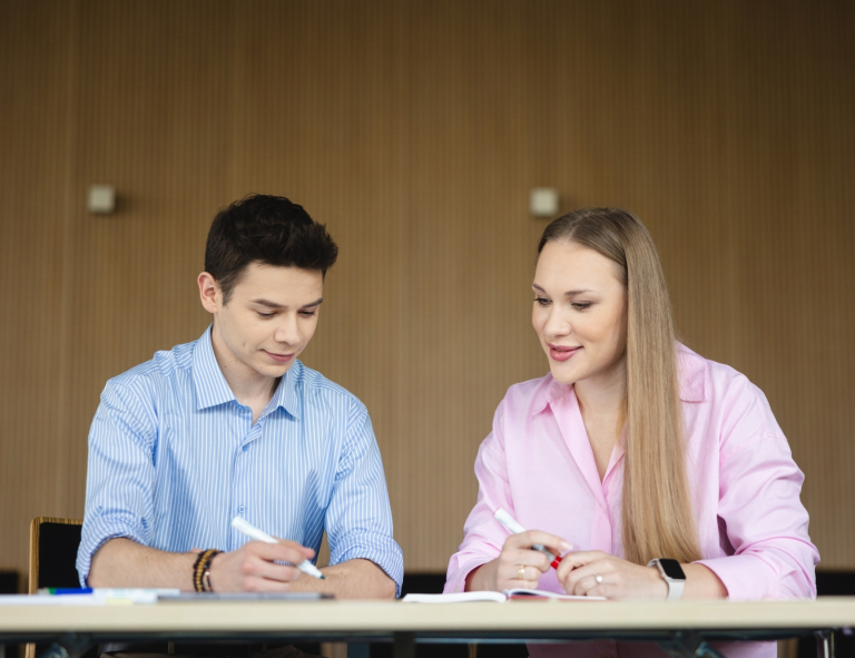 Finanse i rachunkowość | Studia II stopnia w Opolu | Uniwersytet WSB Merito Opole: Studenci rozwiązujący wspólnie zadania
