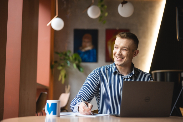 Digital marketing | Studia II stopnia ze studiami podyplomowymi  | Uniwersytet WSB Merito Opole: Główna grafika: Opole - student siedzący w kawiarni przy laptopie