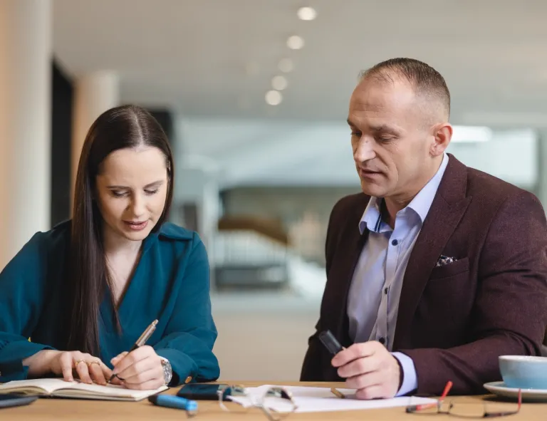 Akademia Startup Management | Studia podyplomowe w Opolu | Uniwersytet WSB Merito Opole: Uczestnicy studiów podyplomowych przeglądający wspólnie notatki