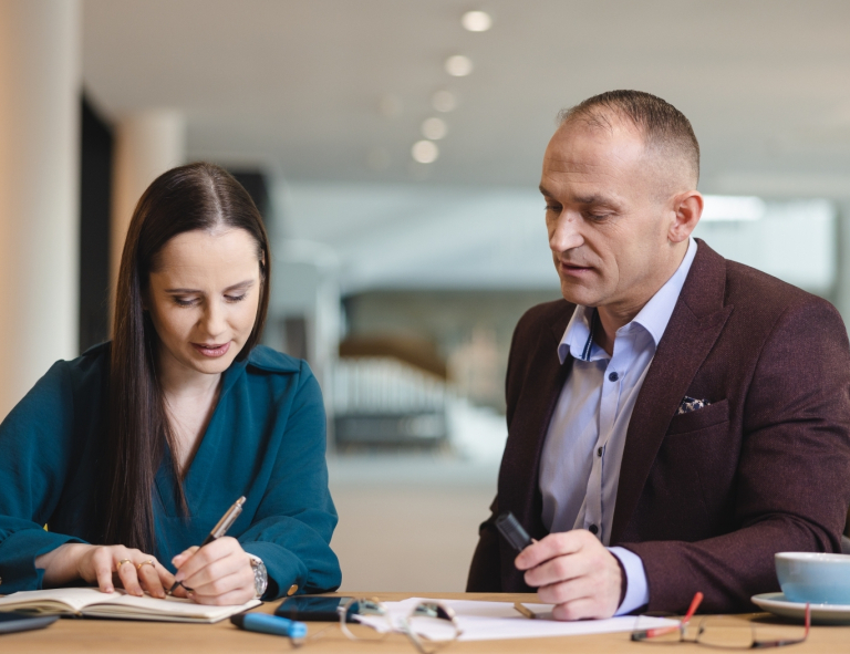 Akademia Startup Management | Studia podyplomowe w Opolu | Uniwersytet WSB Merito Opole: Uczestnicy studiów podyplomowych przeglądający wspólnie notatki