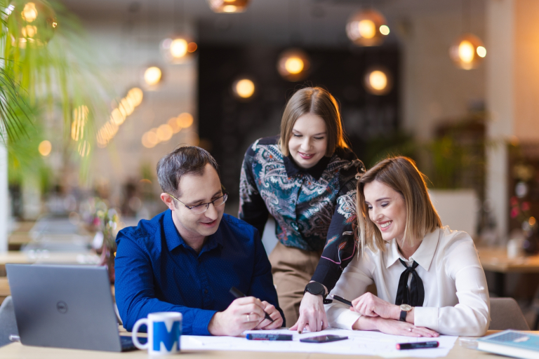 Menedżer ds. czystości technicznej | Studia podyplomowe w Opolu | Uniwersytet WSB Merito Opole: Grupa osób pracująca nad projektem