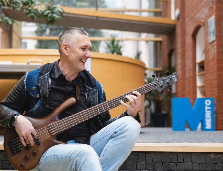 Produkcja muzyczna | Studia podyplomowe w Opolu | Uniwersytet WSB Merito Opole: Mężczyzna grający na gitarze