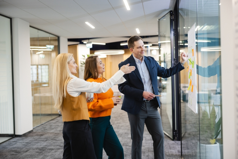 Akademia Ratownika Emocjonalnego | edycja II | Szkolenia i kursy w Opolu | Uniwersytet WSB Merito Opole: Główna grafika: Opole - studia podyplomowe- Scrum Master - grupa osób przyglądająca się notatkom na samoprzylepnych karteczkach