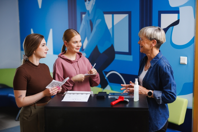 Administracja i bezpieczeństwo wewnętrzne | Studia I stopnia w Opolu | Uniwersytet WSB Merito Opole: Wykładowczyni tłumacząca studentkom jak wygląda proces pobierania odcisków palców