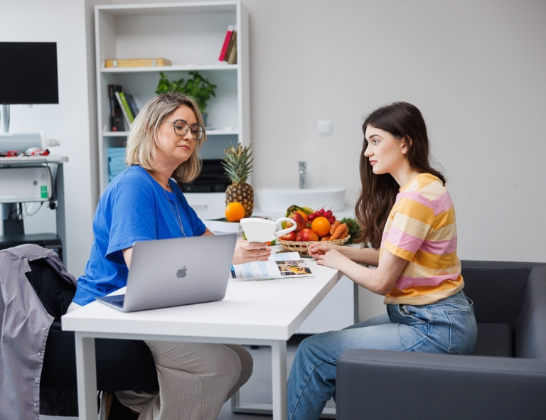 Psychodietetyka | Studia I stopnia w Opolu | Uniwersytet WSB Merito Opole: Studentki w laboratorium dietetyki