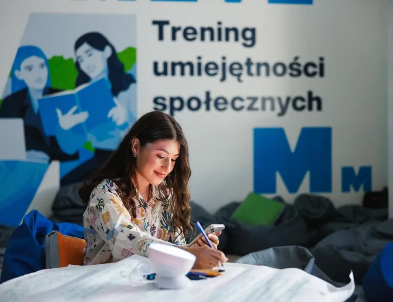 Psychologia biznesu i rozwoju osobistego | Studia jednolite magisterskie w Opolu | Uniwersytet WSB Merito Opole: Dziewczyna tworząca notatki