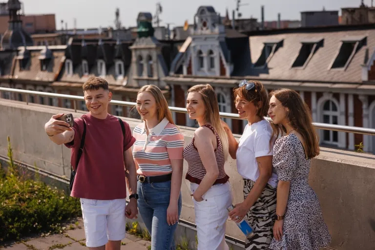Nasze wartości | Uniwersytet WSB Merito Opole: Grupa znajomych robiących selfie