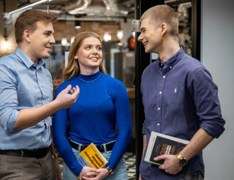 Program Firma | Uniwersytet WSB Merito Opole: Grupa rozmawiających studentów.