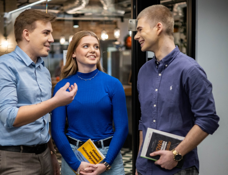 Program Firma | Uniwersytet WSB Merito Opole: Grupa rozmawiających studentów.