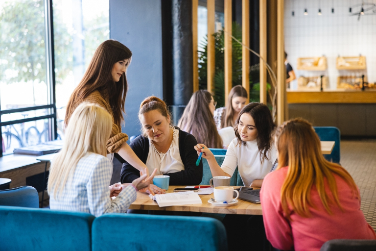 Służba cywilna w administracji | Studia I stopnia w Opolu | Uniwersytet WSB Merito Opole: Grupa studentek wspólnie pracująca nad projektem