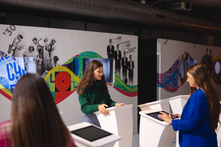 Cyberbezpieczeństwo i ochrona danych | Studia I stopnia w Opolu | Uniwersytet WSB Merito Opole: Grupa dziewczyn korzystająca z dotykowych monitorów