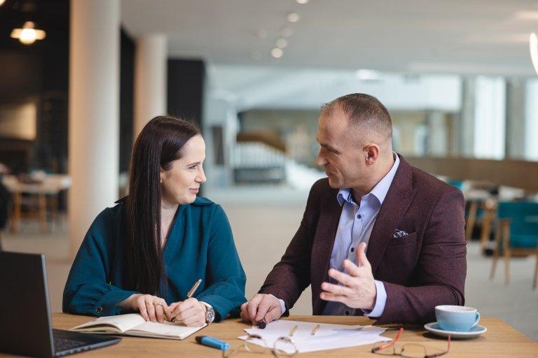 Menedżer zrównoważonego rozwoju i ESG | Studia podyplomowe w Opolu | Uniwersytet WSB Merito Opole: Dwie rozmawiające osoby