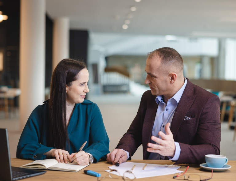 Kadry i płace | Studia podyplomowe w Opolu | Uniwersytet WSB Merito Opole: Dwie osoby przeglądające notatki