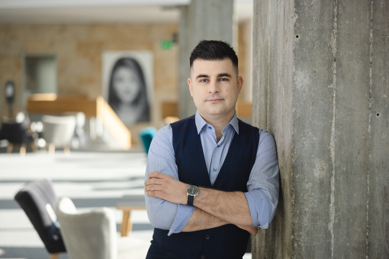 Przygotowanie do wykonywania zawodu  nauczyciela | Studia podyplomowe w Opolu | Uniwersytet WSB Merito Opole: Mężczyzna stojący w kawiarni