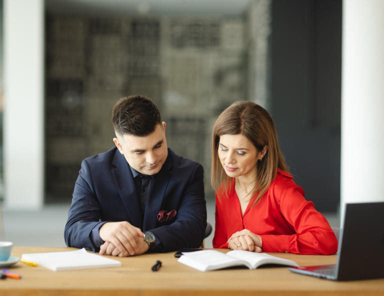 Zarządzanie w oświacie | Studia podyplomowe w Opolu | Uniwersytet WSB Merito Opole: Dwie osoby przeglądające notatki